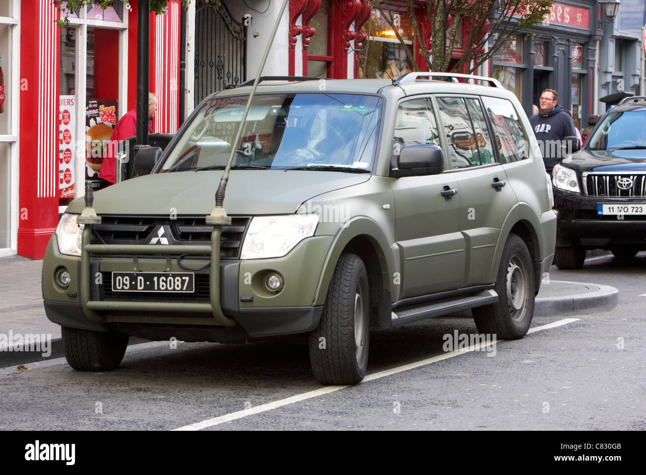 Irlandese le forze di difesa oglaigh na heireann irish esercito pattuglia Mitsubishi veicolo parcheggiato in una strada a Ballina County Mayo Repubblica Foto Stock