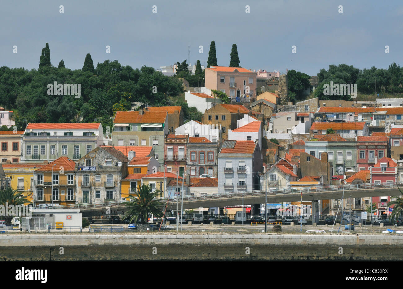 Vista della città Setubal dal mare Foto Stock