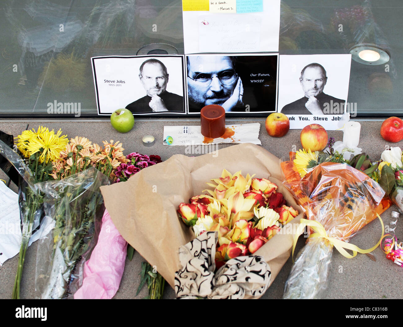 Omaggio a Steve Jobs, CEO di Apple dopo la notizia della sua morte Foto Stock