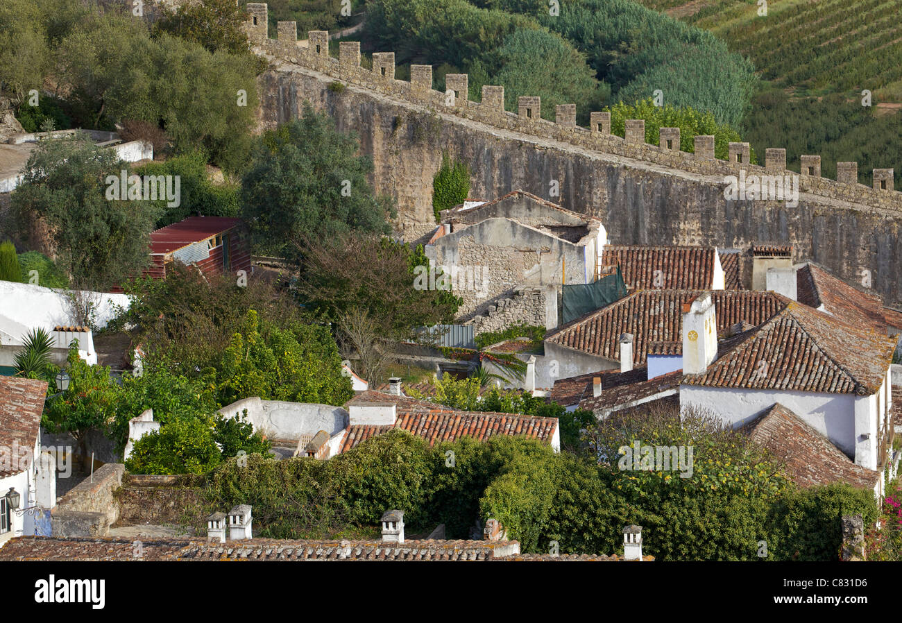 Muro di castello del borgo medievale di Obidos Foto Stock