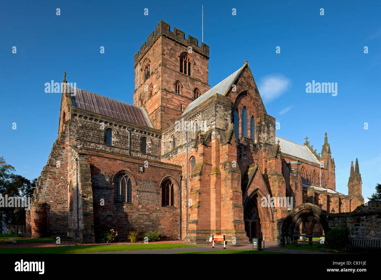 Cattedrale di Carlisle inondata di sole, Carlisle, Cumbria Foto Stock