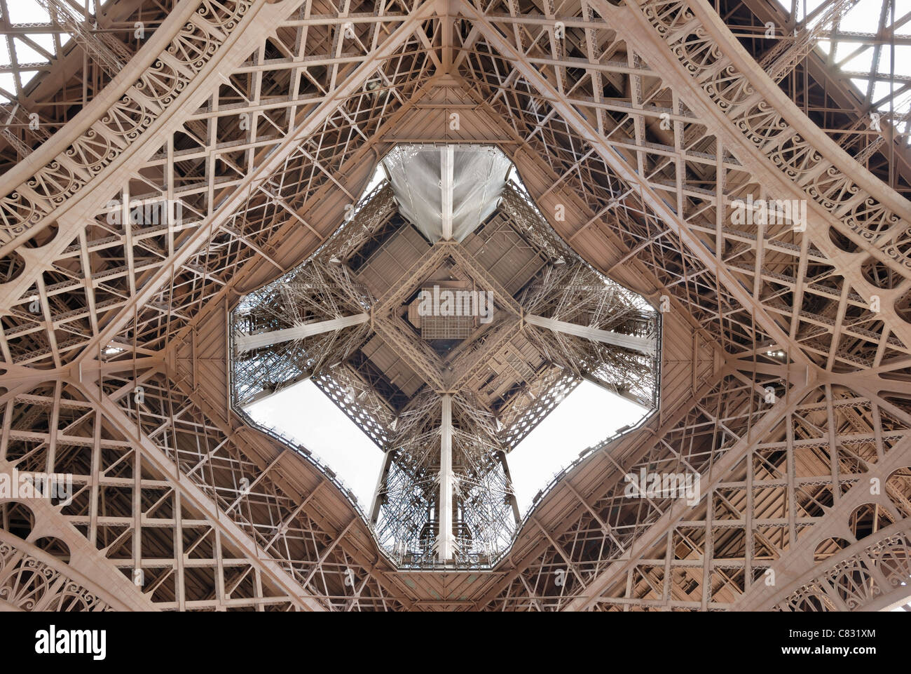 Il frammento della Torre Eiffel, vista dal basso verso l'alto Foto Stock