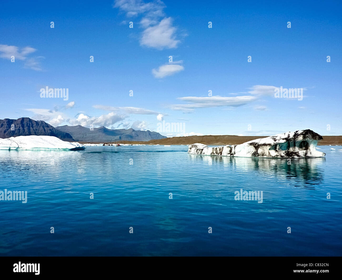 Il profondo blu del mare artico scenario in Islanda Foto Stock