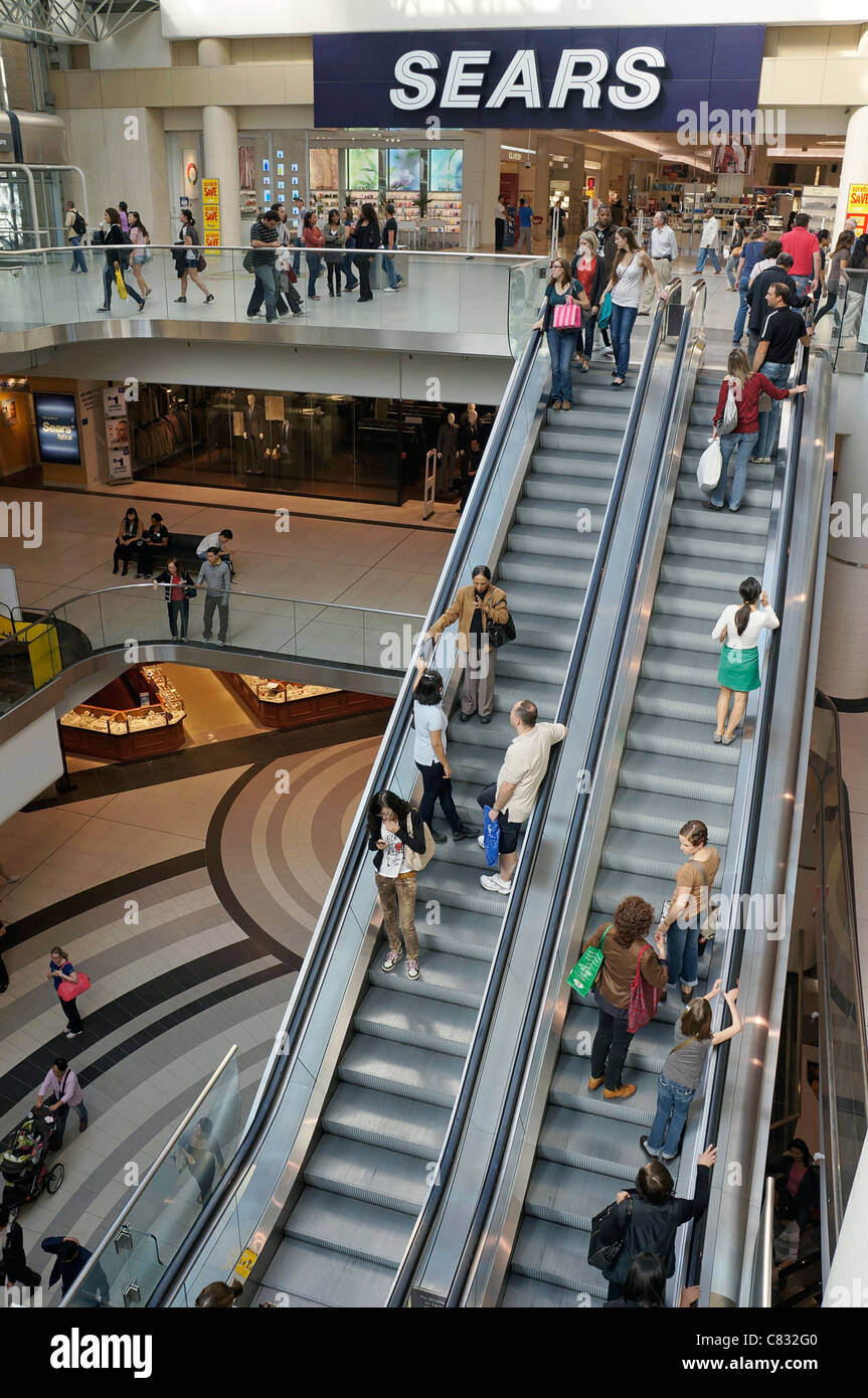 Persone su scale mobili, Shopping nel Centro commerciale Foto Stock