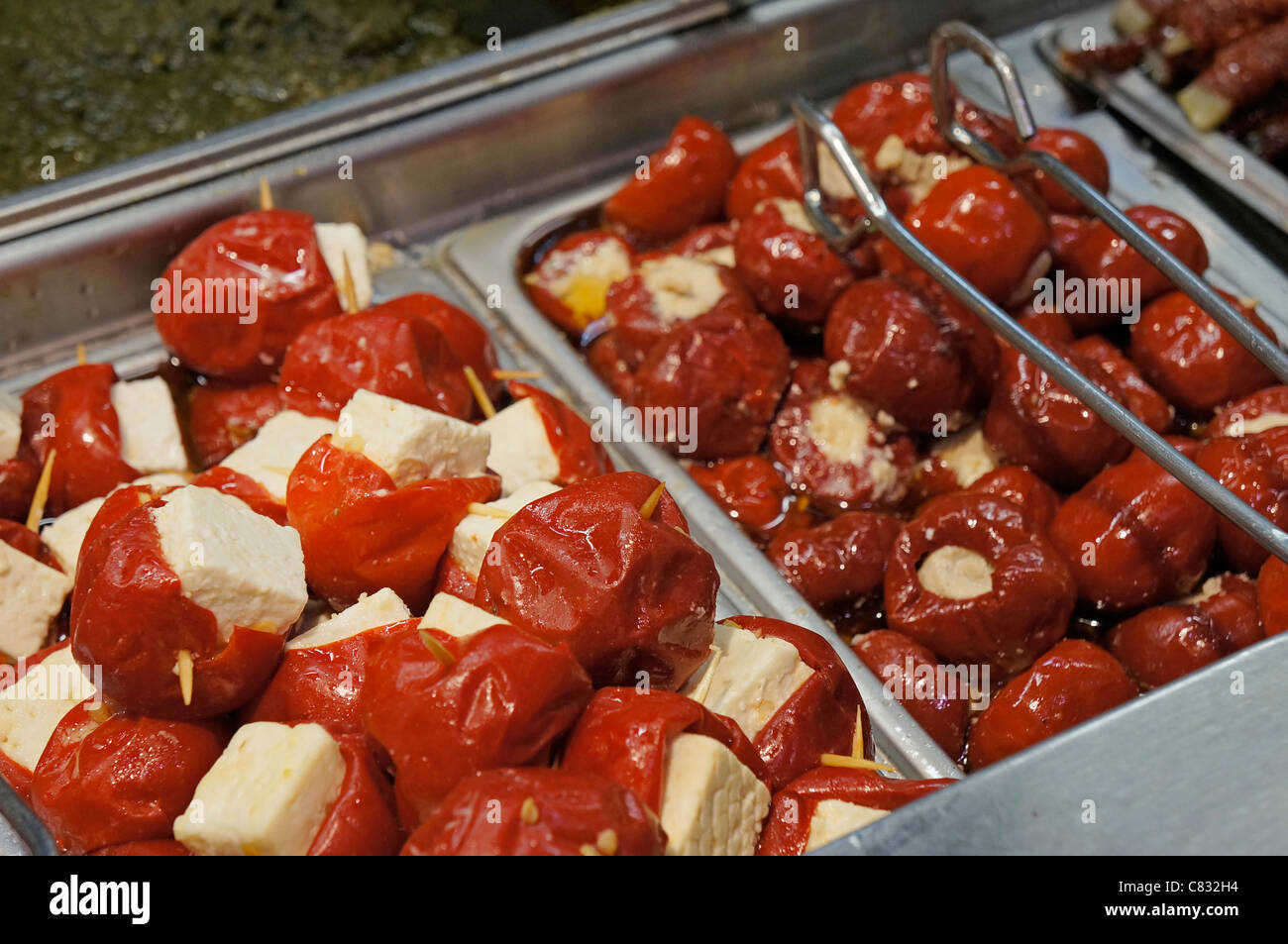 Farcite marinate peperoni rossi, con il formaggio Feta Foto Stock