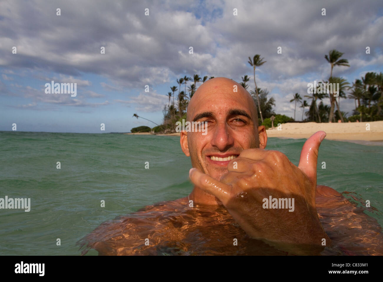 L'uomo sventolando la hang segno allentati Foto Stock