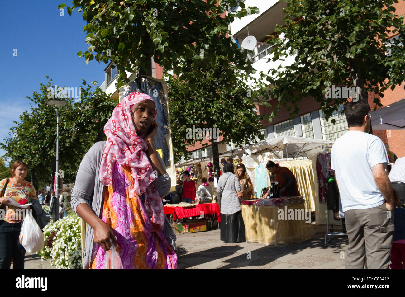 Donna musulmana parlando al telefono cellulare durante Eid Al-Fitr celebrazione in Tensta Stockholm Svezia Foto Stock