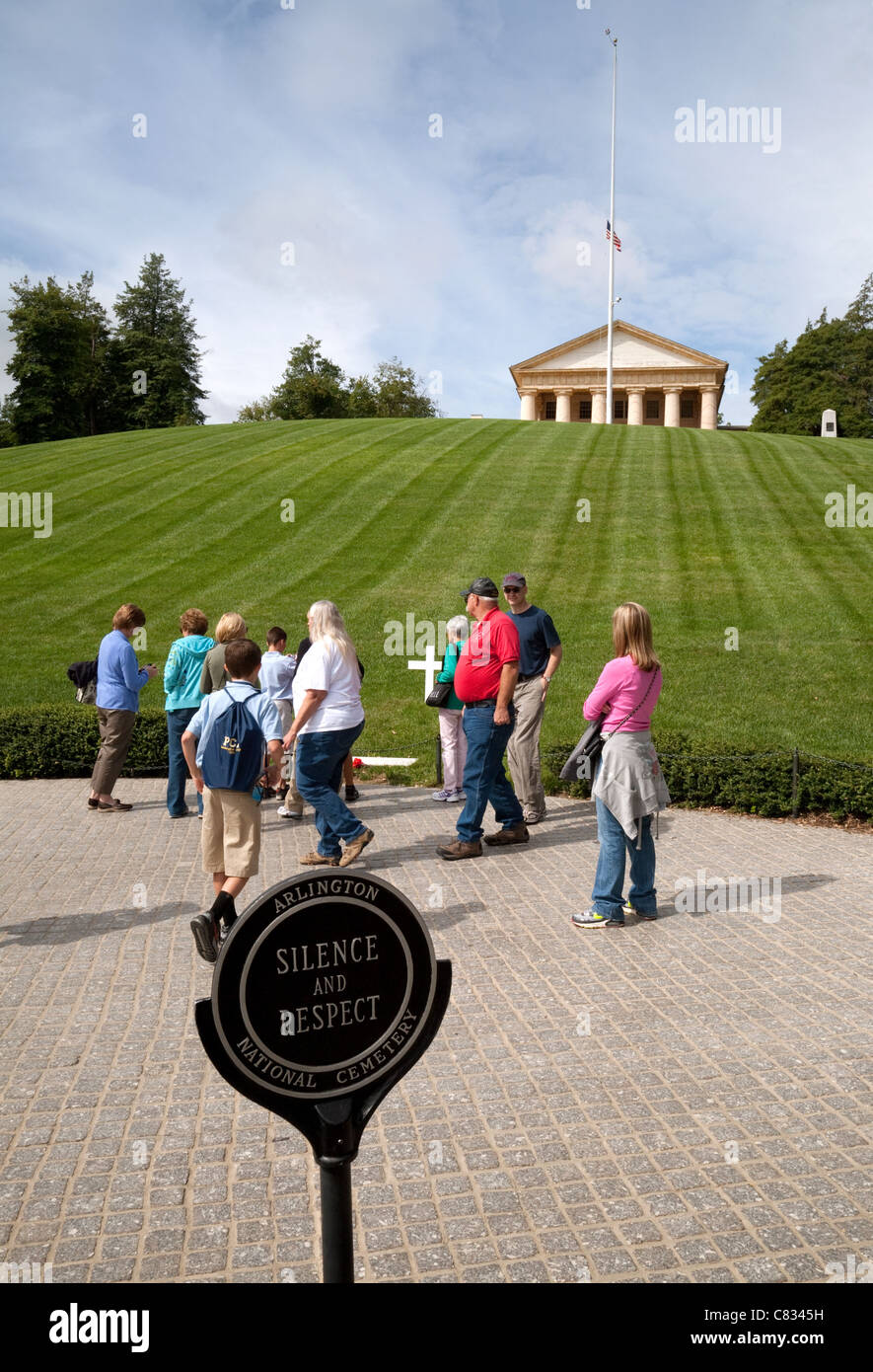 I visitatori della tomba del Senatore Robert F Kennedy, il Cimitero di Arlington, Washington DC, Stati Uniti d'America Foto Stock