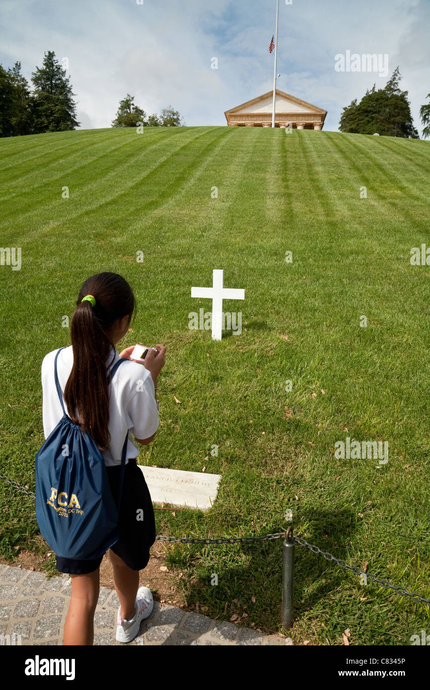 Un schoolgirl prendendo una foto della tomba di Robert F Kennedy, il Cimitero di Arlington, Washington DC, Stati Uniti d'America Foto Stock