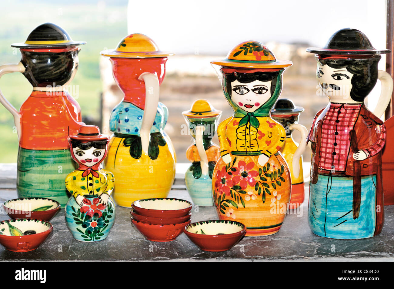 Portogallo Alentejo: tipici prodotti ceramici nel negozio di souvenir Mufla in Monsaraz Foto Stock