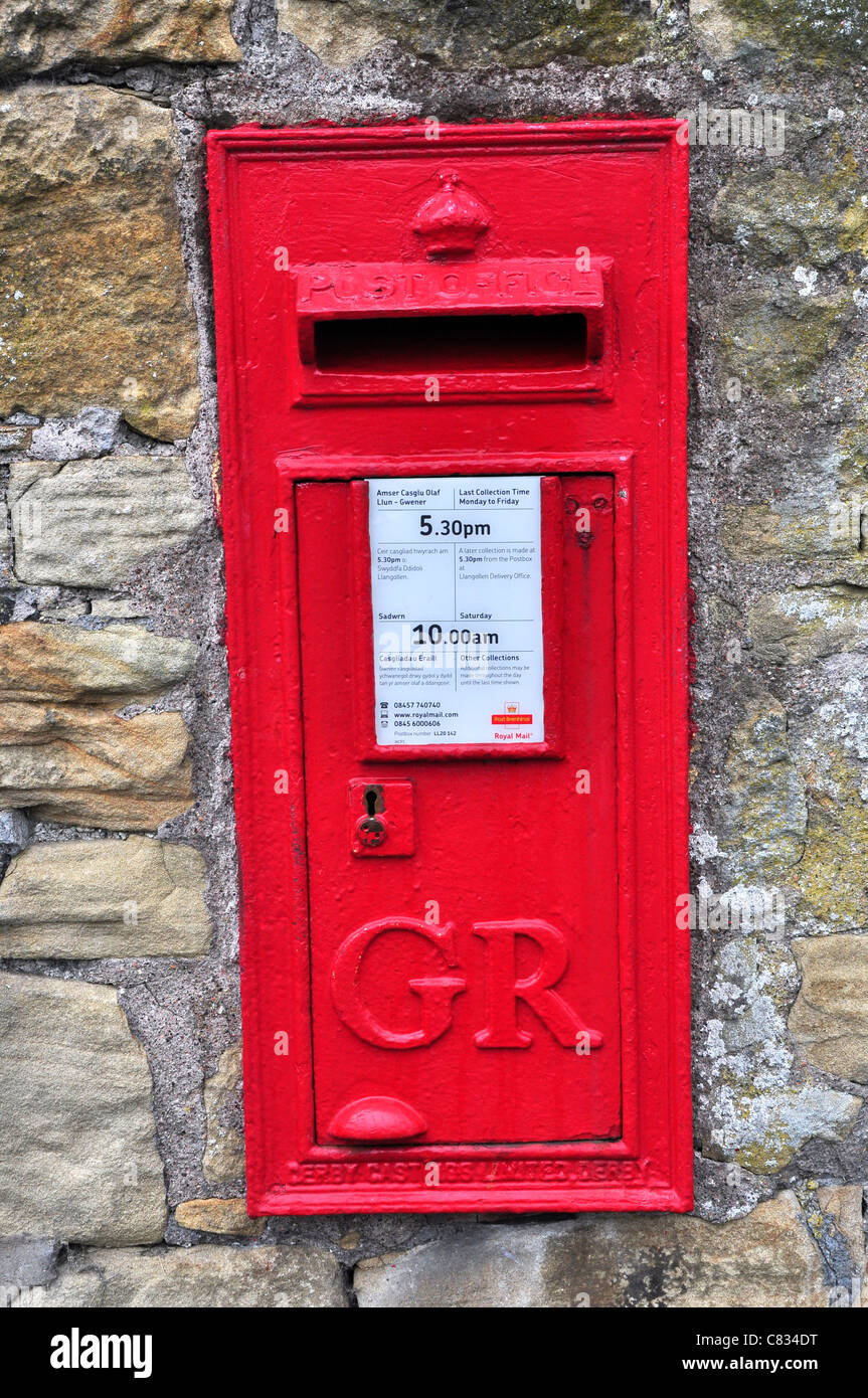 Un GR red post box in un muro di pietra, REGNO UNITO Foto Stock
