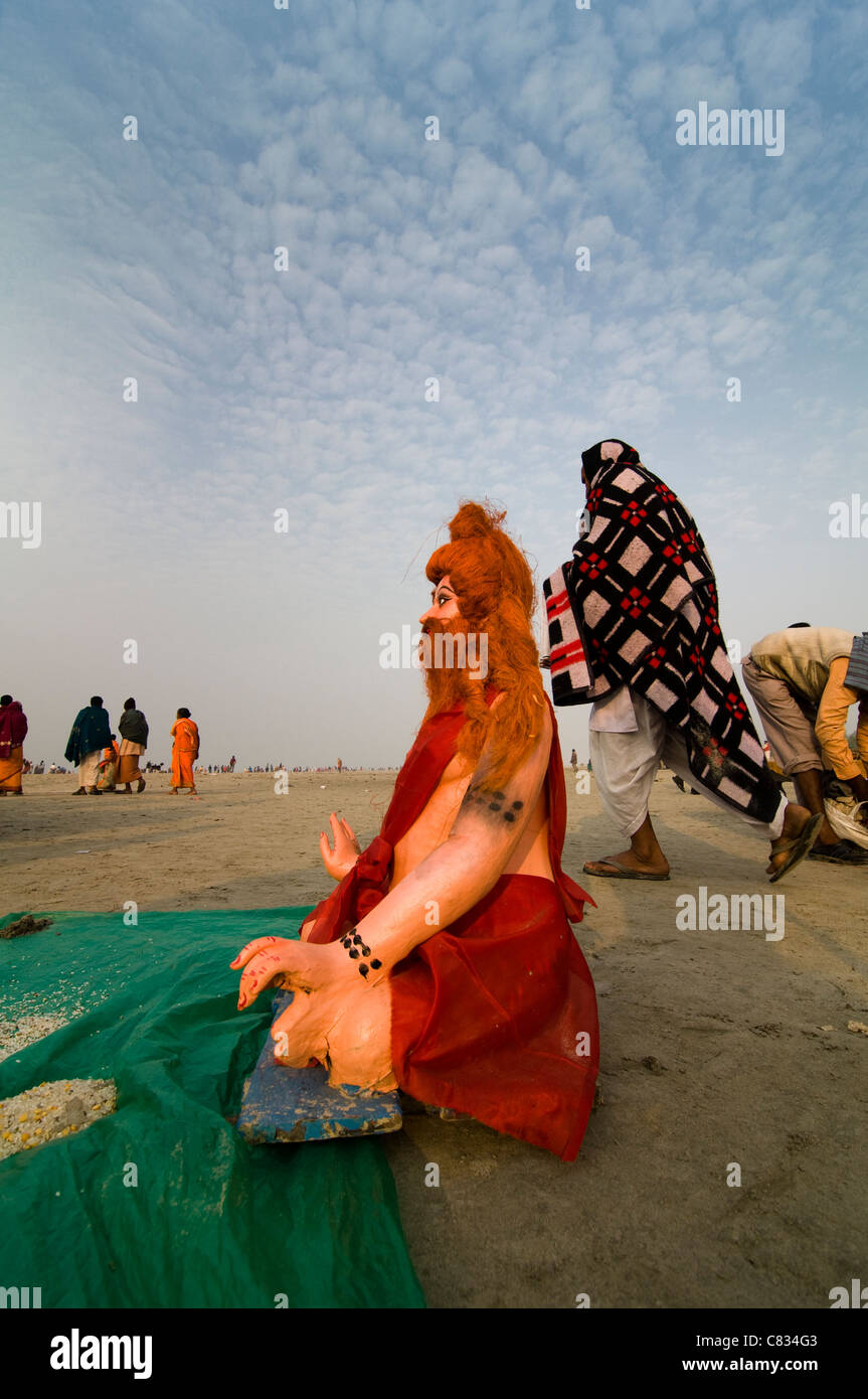 Un yogi scultura sulla spiaggia di Gangasagar, India. Foto Stock