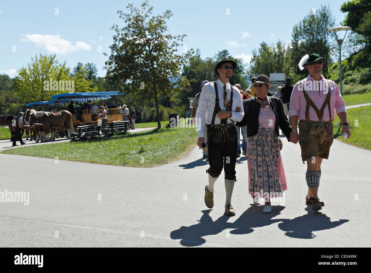 Persone in tradizionale abito bavarese, Herreninsel Chiemgau Alta Baviera Germania Foto Stock