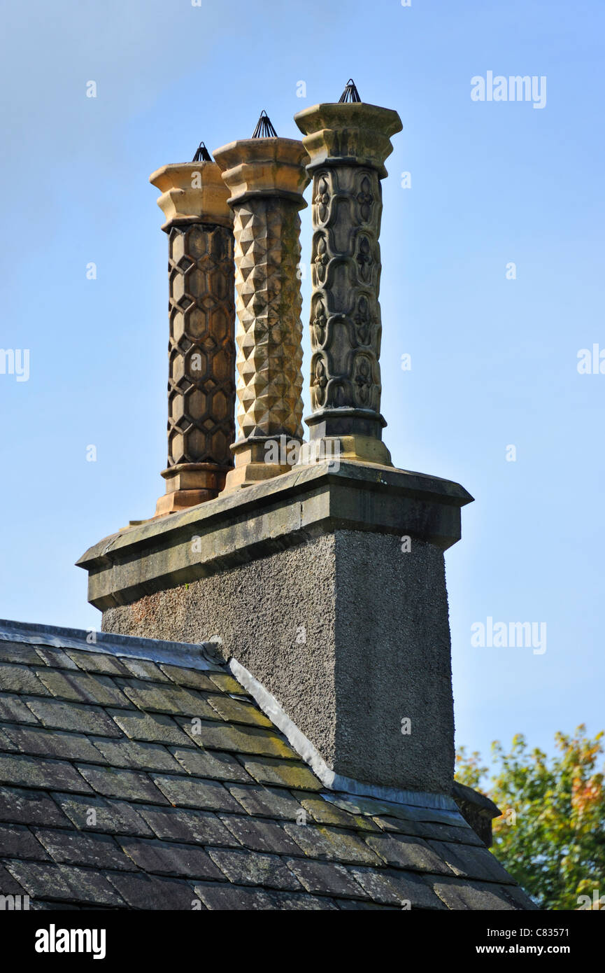 In stile Tudor camini di terracotta. Il Linden Hall, Borwick, Lancashire, Inghilterra, Regno Unito, Europa. Foto Stock