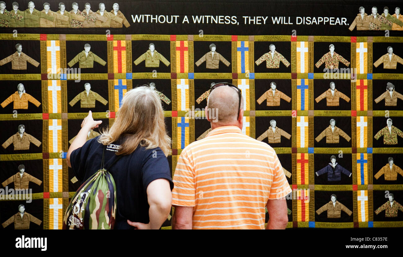I visitatori al Cimitero Arlington guardando il 'Lost Heroes trapunta d'Arte", Washington DC, Stati Uniti d'America Foto Stock