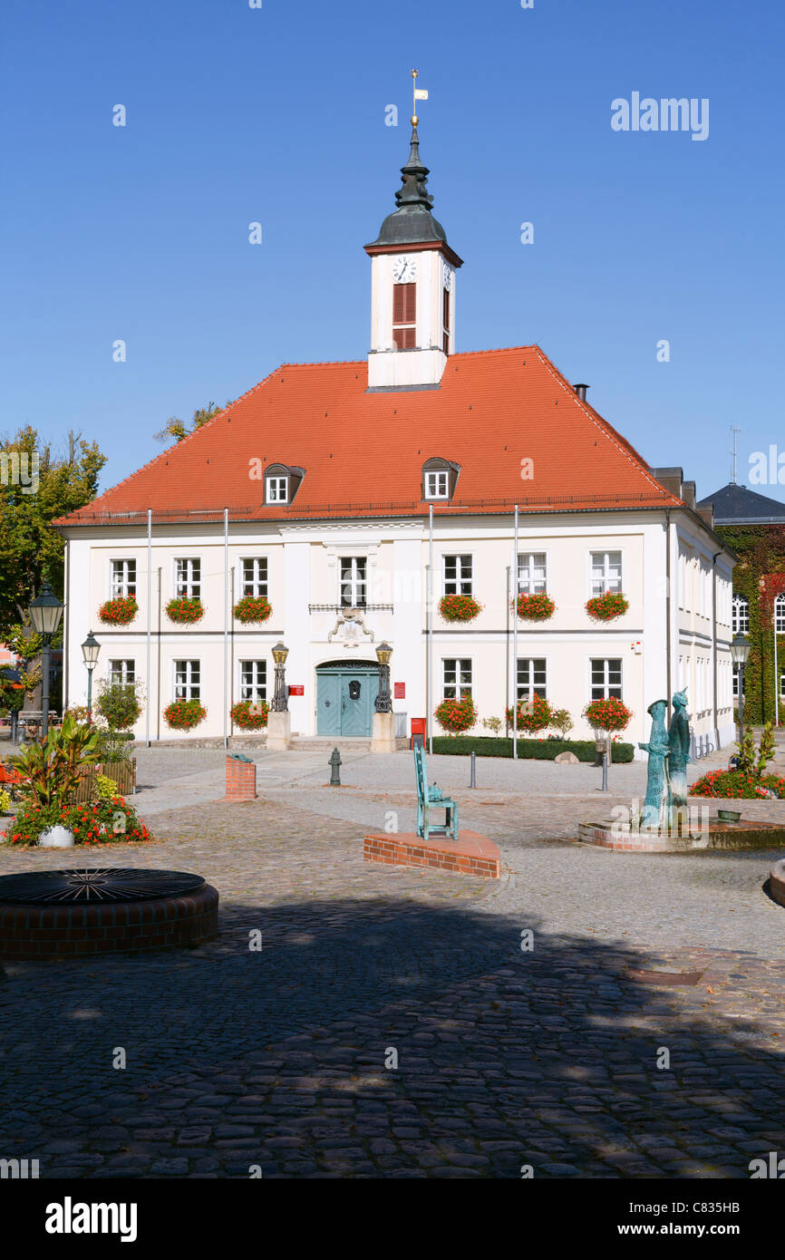 Il Rathaus sulla piazza del mercato, Angermuende, Brandeburgo, Germania Foto Stock