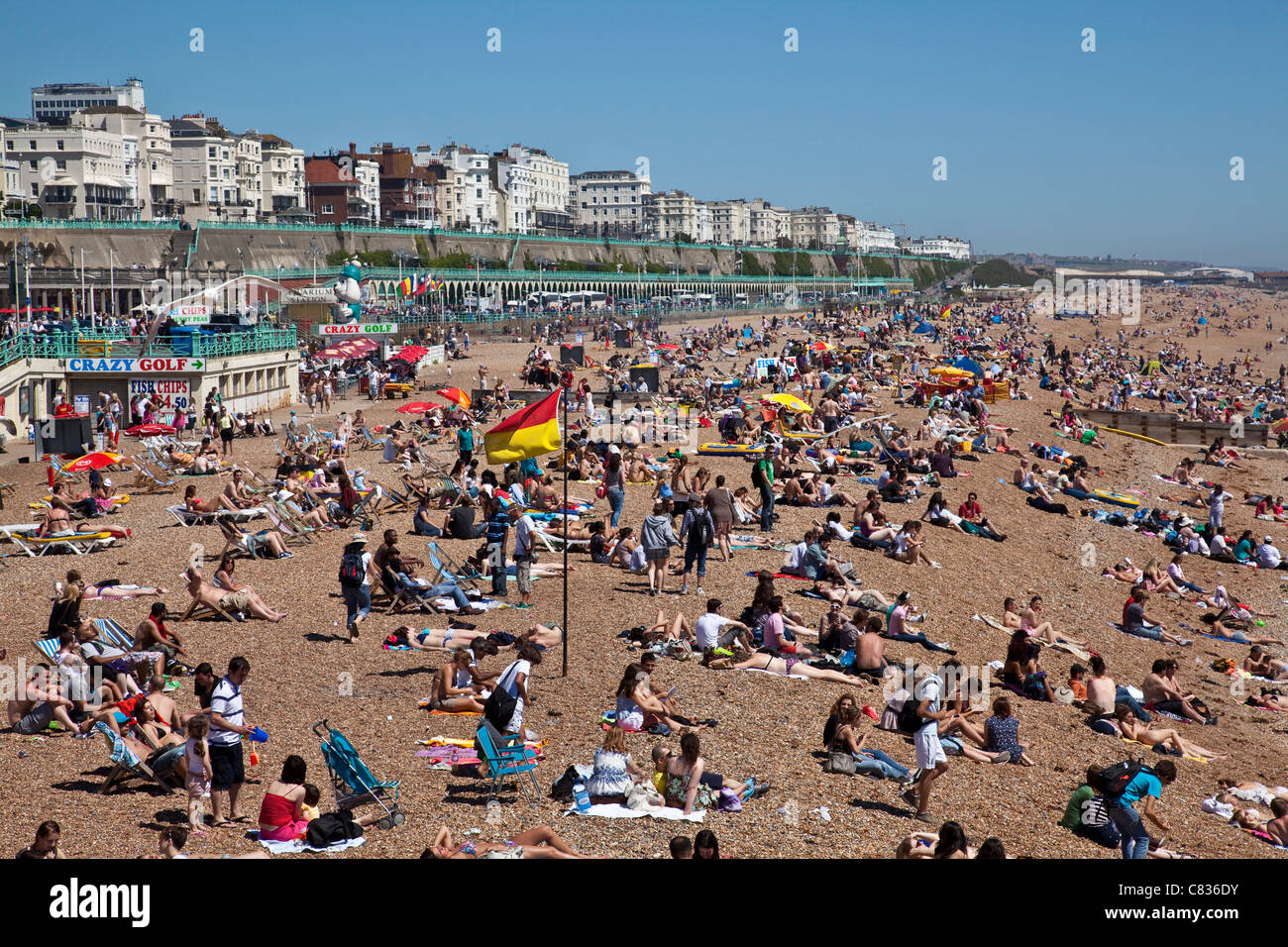 La spiaggia di Brighton su una giornata d'estate, Brighton, Sussex, Inghilterra Foto Stock