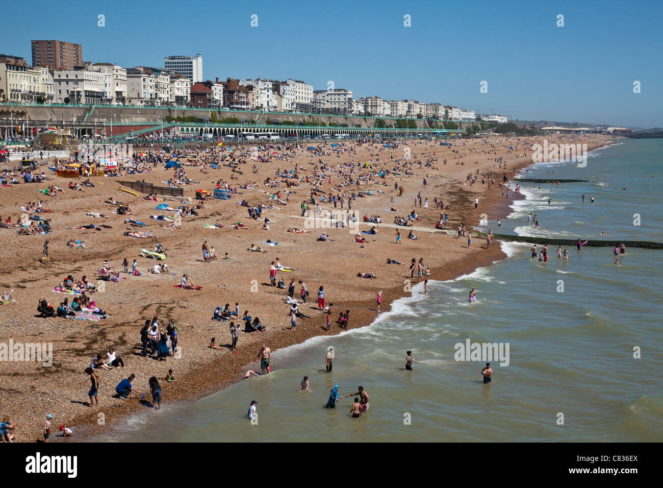 La spiaggia di Brighton su una giornata d'estate, Brighton, Sussex, Inghilterra Foto Stock