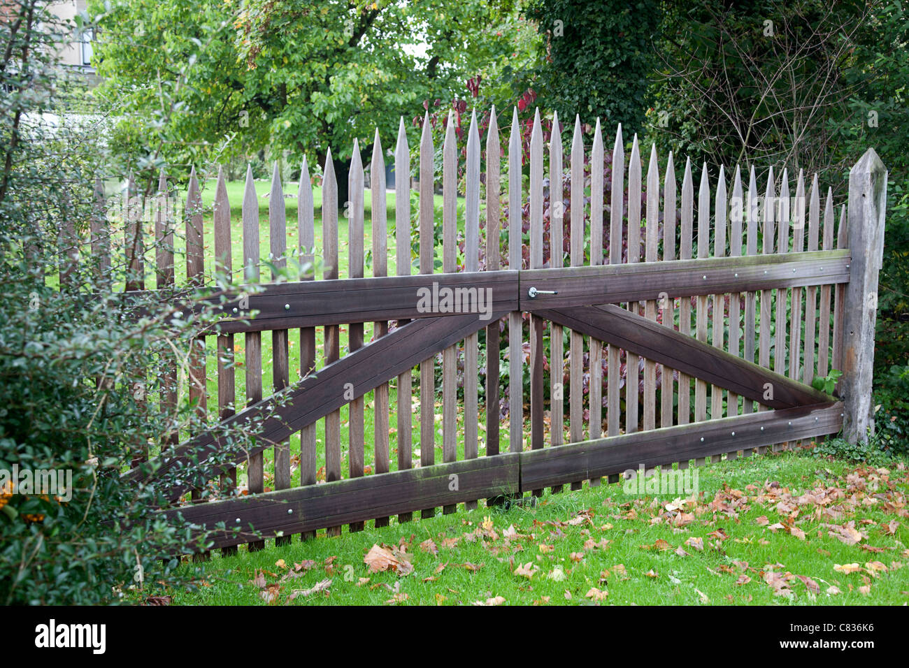 Chiuso cancello in legno, Alblasserdam, Paesi Bassi Foto Stock