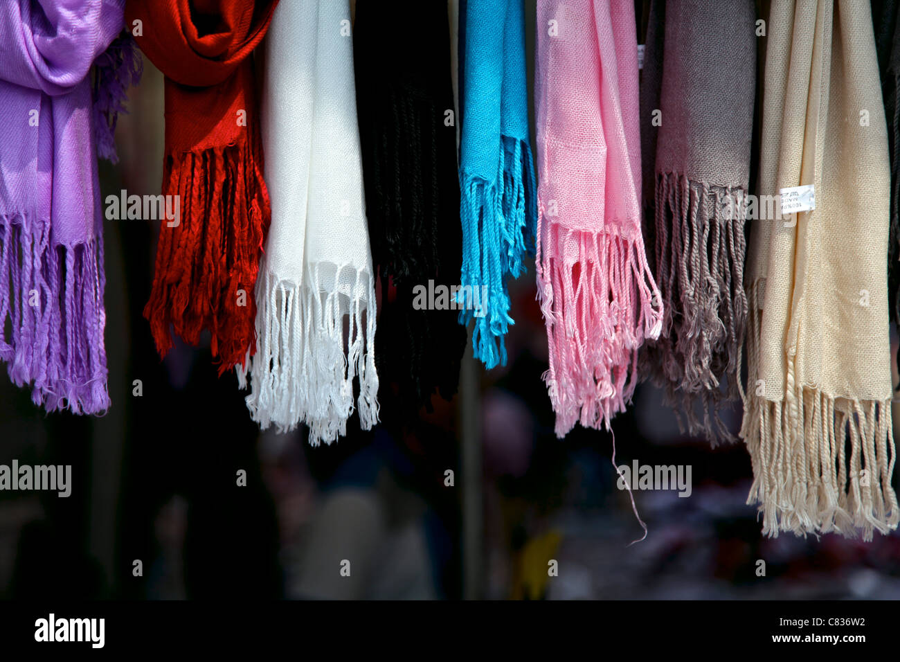 Alcuni colorate sciarpe in vendita in un mercato Foto Stock