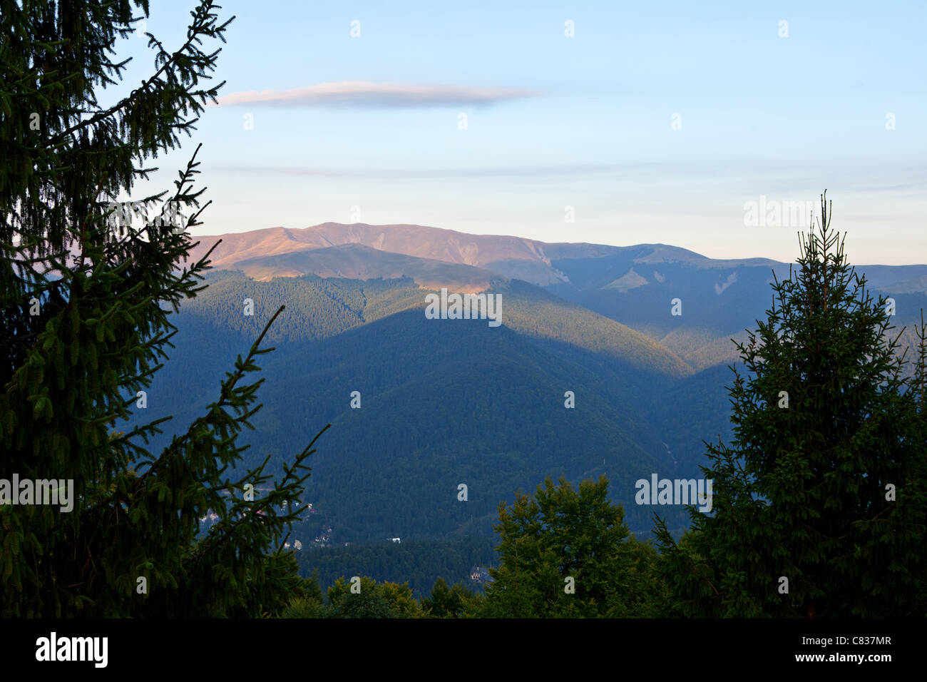 Paesaggio di Bucegi parco naturale nel sud Carpazi, Romania sulla città di Sinaia Foto Stock
