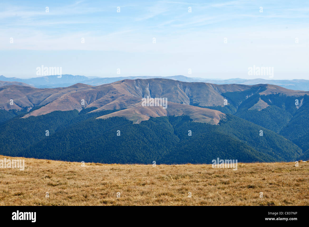Paesaggio di Bucegi parco naturale nel sud Carpazi, Romania sulla città di Sinaia Foto Stock