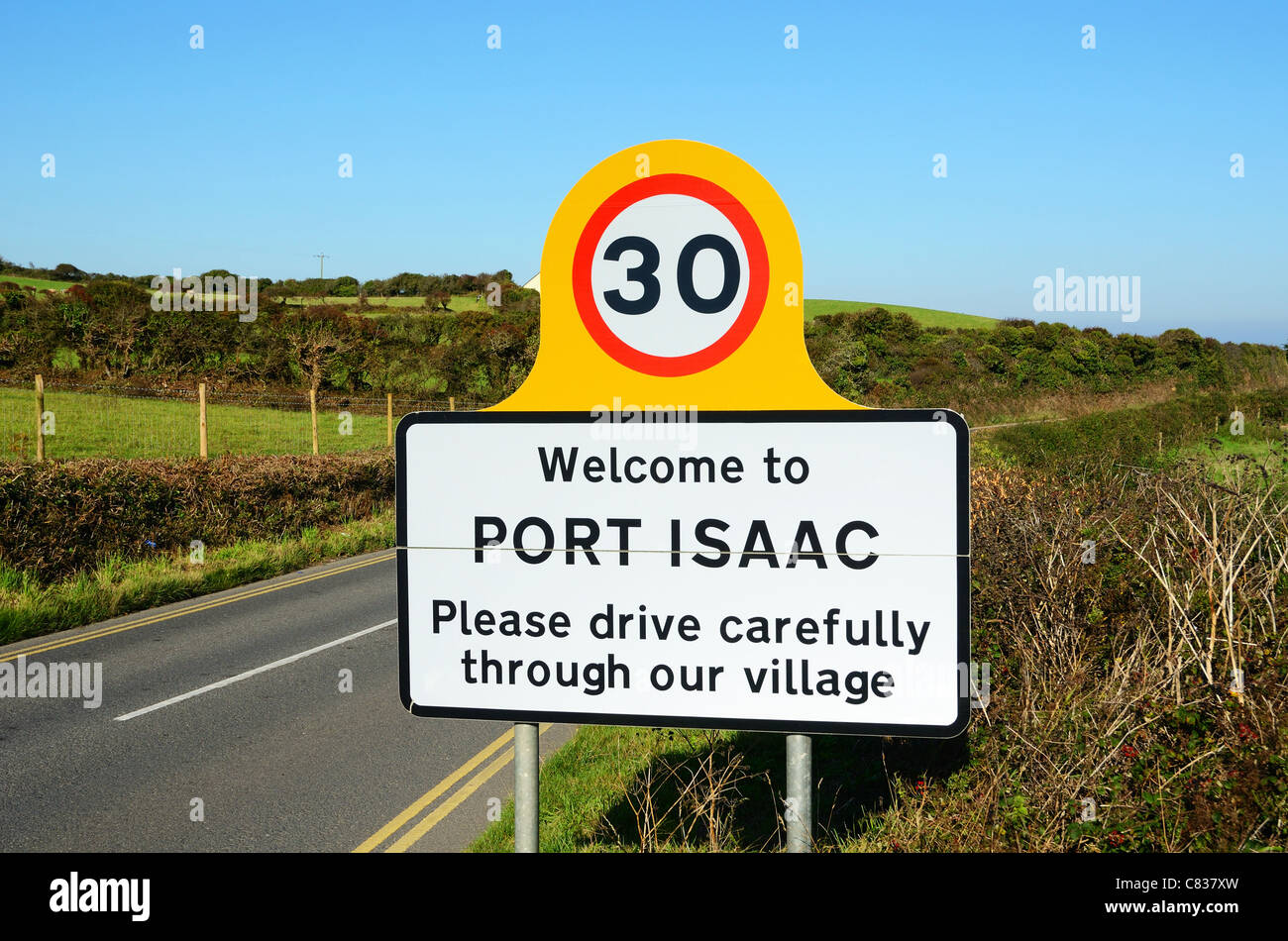 Unità con cautela segno su una tranquilla strada di campagna appena fuori dal villaggio di Port Isaac in north cornwall, Regno Unito Foto Stock