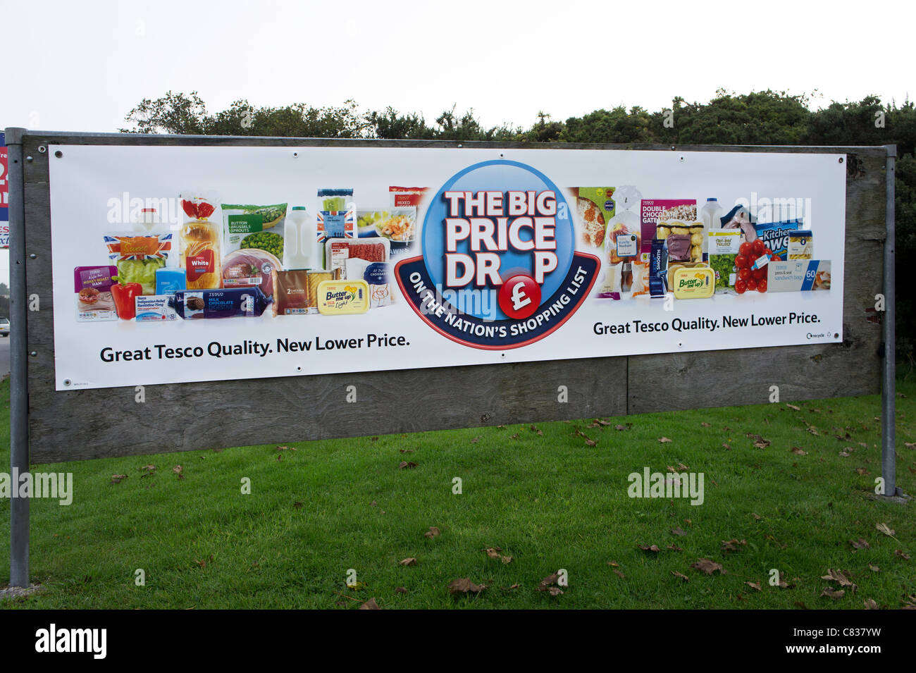 Tesco calo del prezzo di segno della campagna Foto Stock