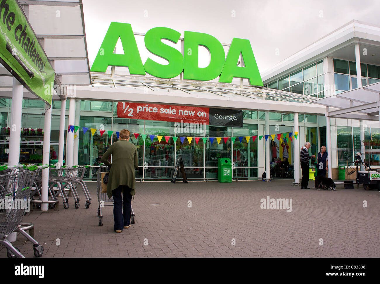 L'entrata di un negozio Asda, Regno Unito Foto Stock