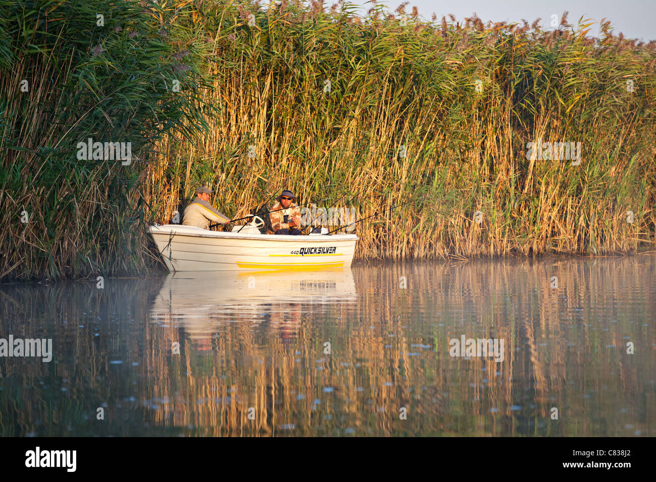 Pesca sportiva nel fiume Danubio Delta, Romania Foto Stock