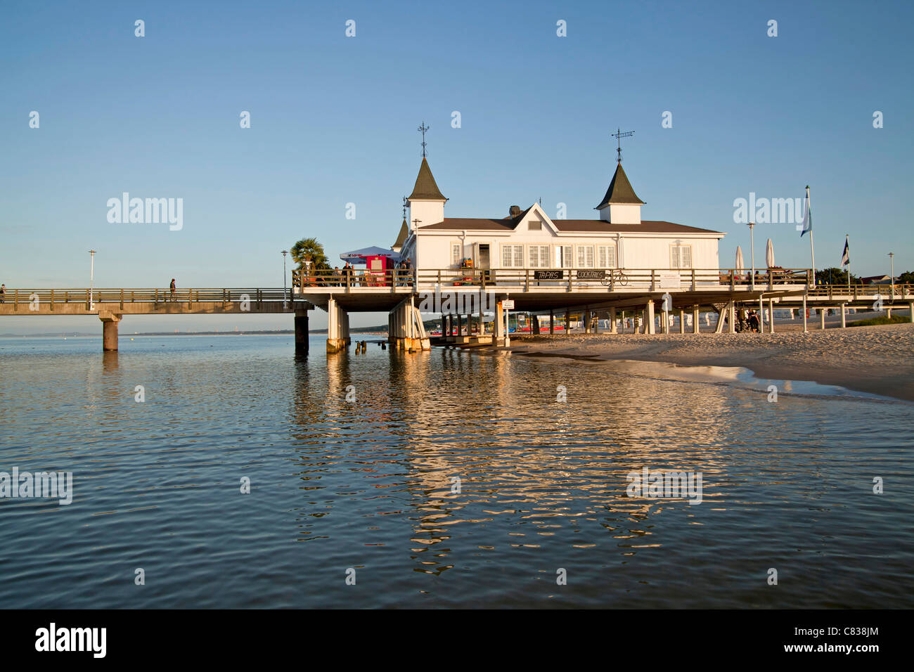 Il Seebruecke o molo presso il mar baltico spiaggia della località balneare di Ahlbeck, isola di Usedom, Meclenburgo-Pomerania Occidentale, Germania Foto Stock