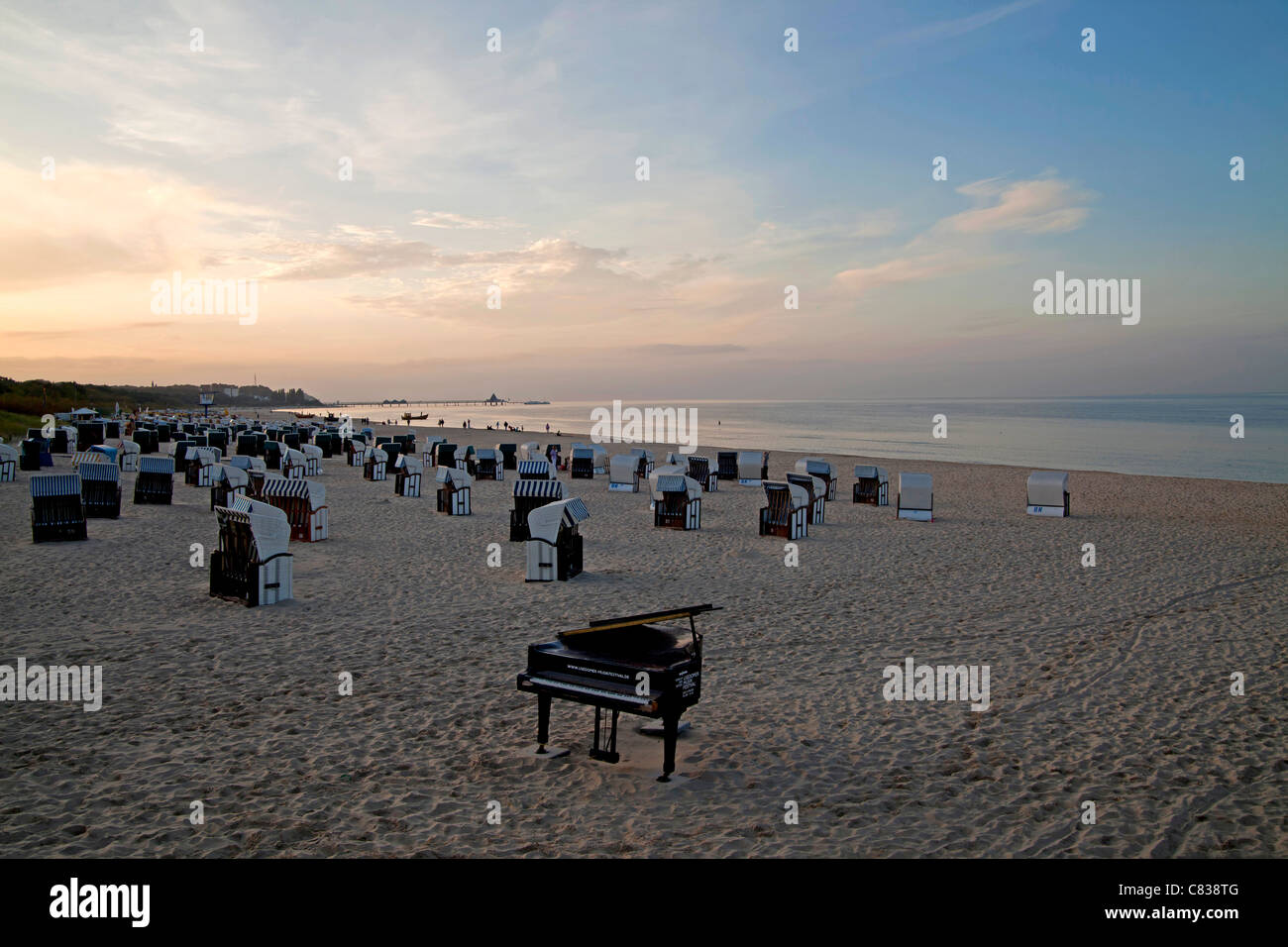 Sedie da spiaggia Strandkorb ' ' e un grande pianoforte presso il Baltic spiaggia della località balneare di Ahlbeck, isola di Usedom, Germania Foto Stock