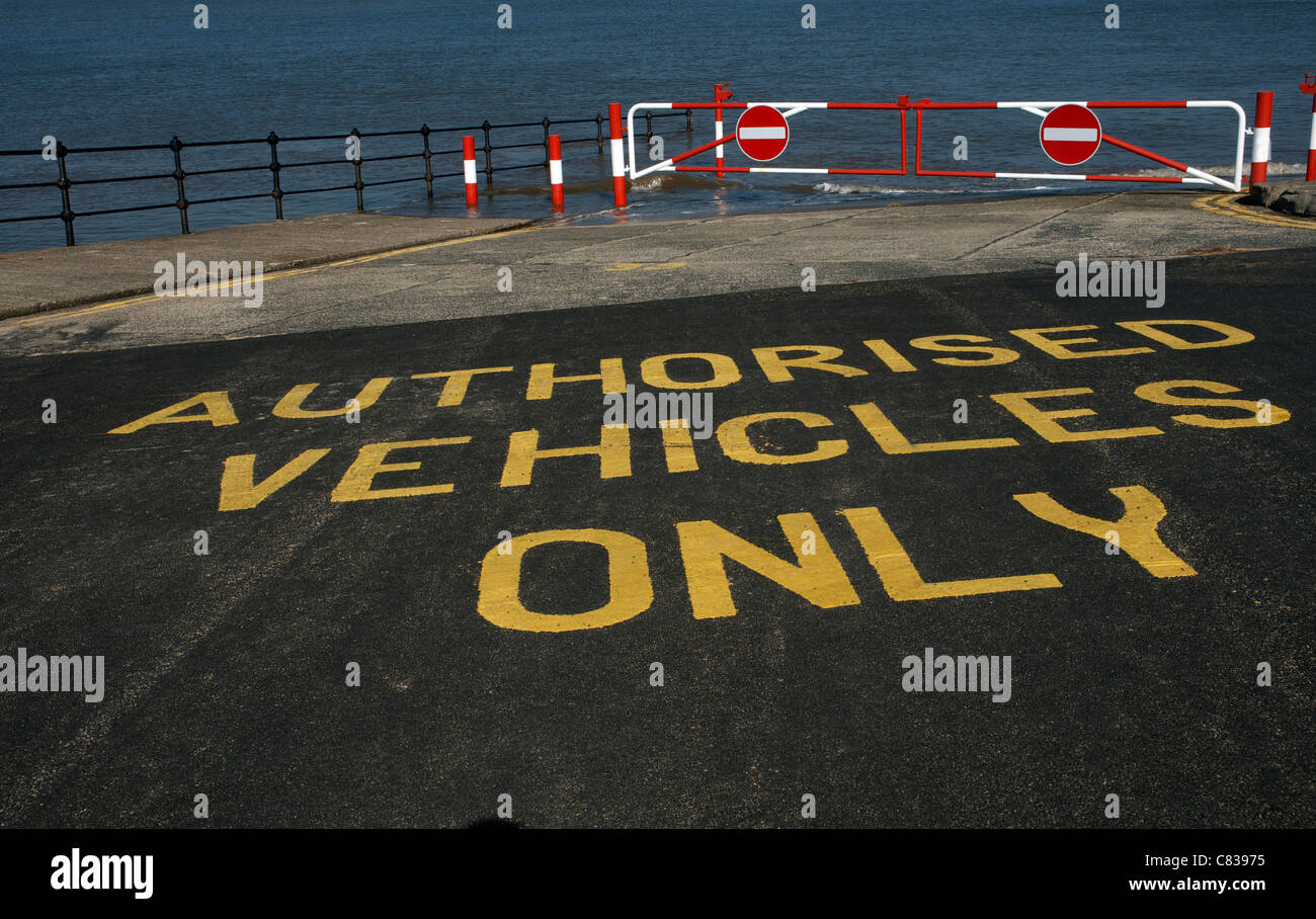 Veicolo autorizzato segno a hoylake lato mare Foto Stock