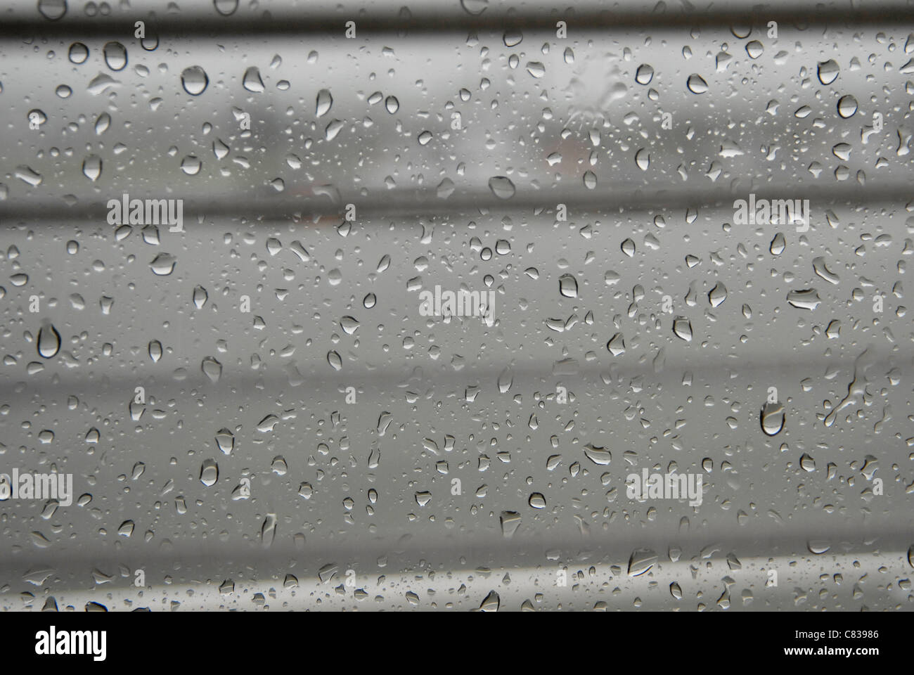 Le gocce di pioggia sulla finestra Foto Stock