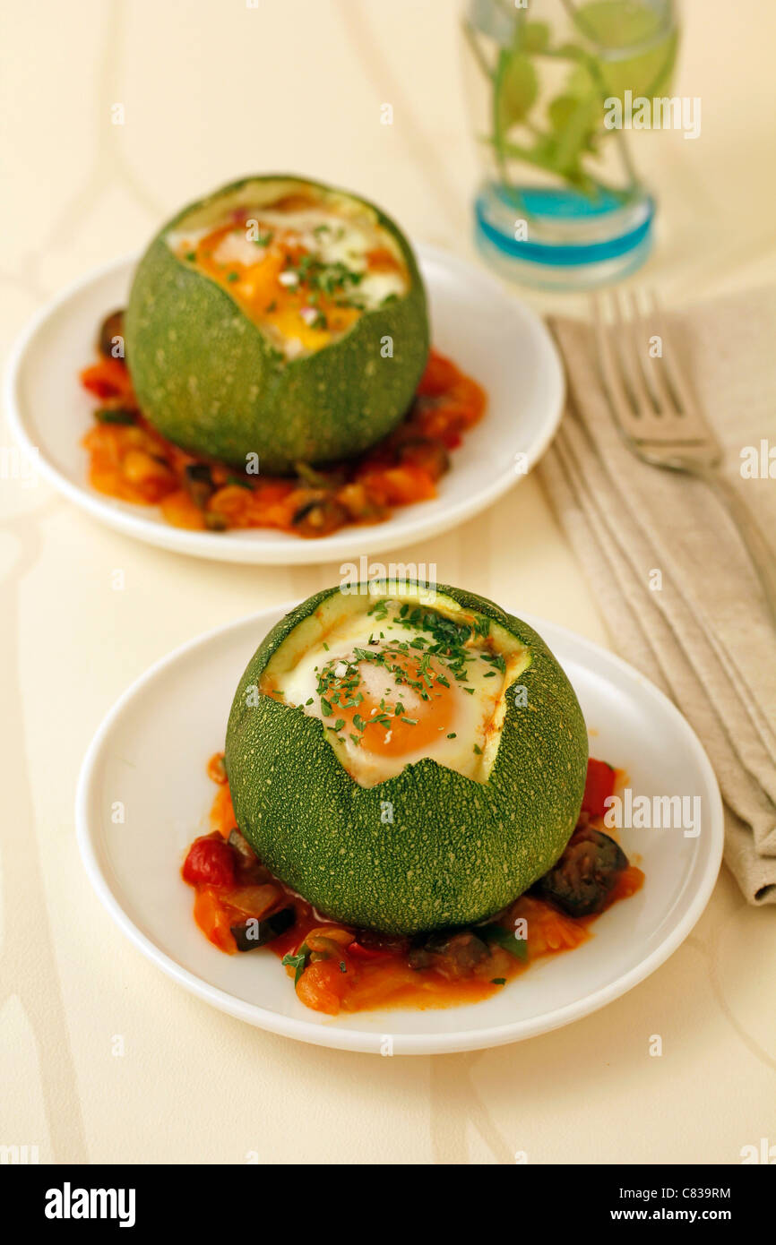 Zucchine ripiene con uova. Ricetta disponibile. Foto Stock