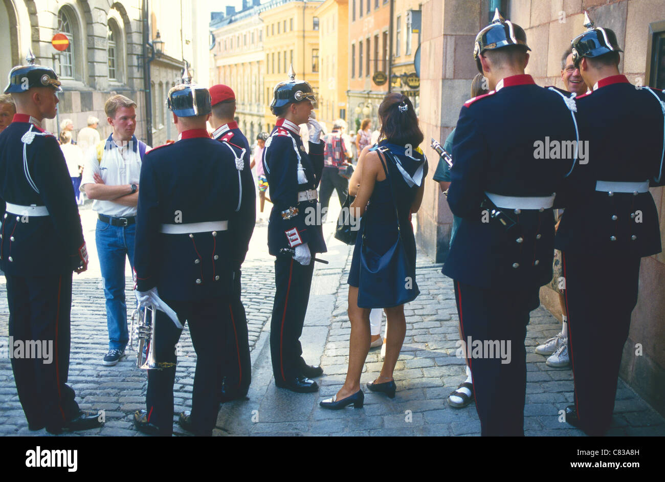 Una banda militare in uniforme richiede un po' di tempo per parlare con i tuoi amici , Stoccolma Svezia Scandanavia Europa Foto Stock
