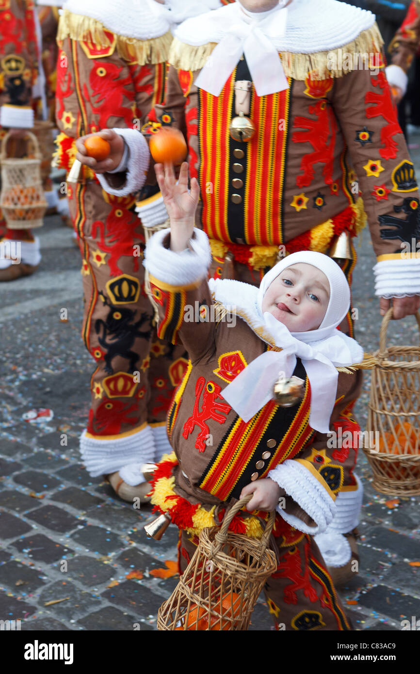 Il Carnevale del festival i partecipanti binche Belgio testa  tradizionale-abbigliamento costumi costume visualizzazione persone colore  colore maschera colorati Foto stock - Alamy