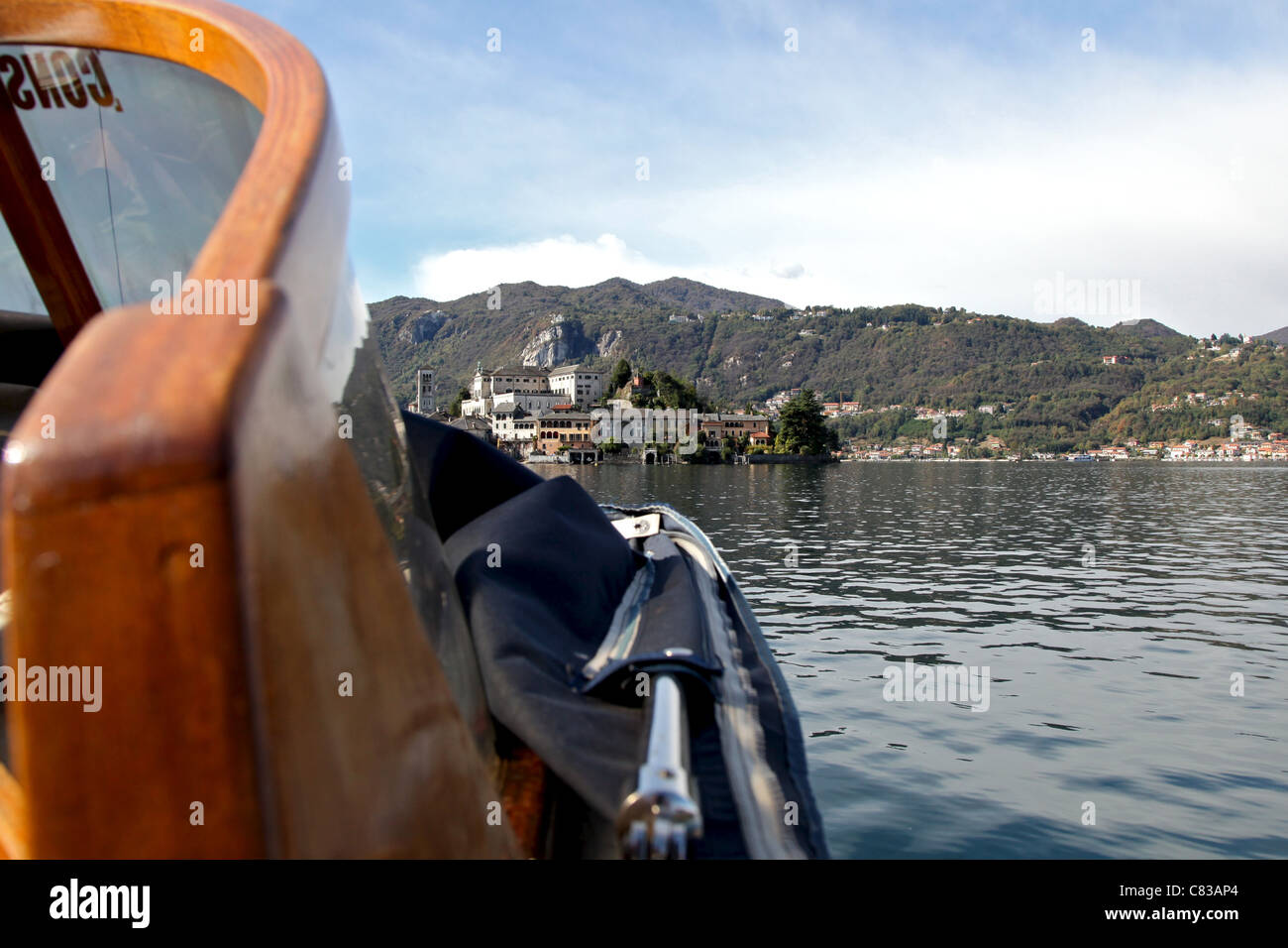 Un motoscafo verso l'Isola di San Giulio sul Lago d'Orta Foto Stock