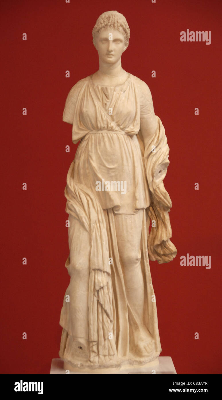 Arte greche. La Grecia. Artemis statua scolpita in marmo Parian. Situato presso la Casa del Diadumenos in Delos. Foto Stock