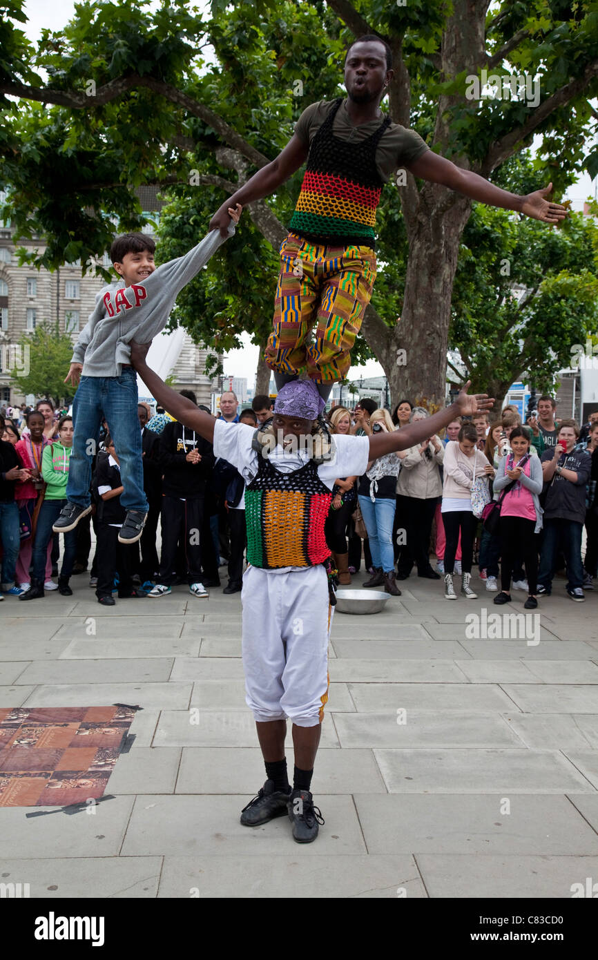 Spettacoli di strada, South Bank di Londra, Inghilterra Foto Stock