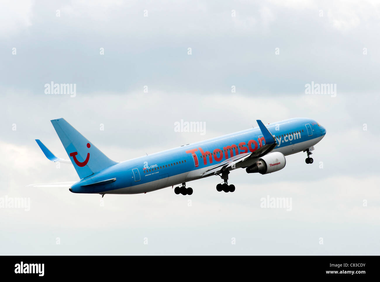 Thomson Airlways Boeing 767-304 ER aereo di linea G-OBYG decollo dall'Aeroporto Internazionale di Manchester Inghilterra England Regno Unito Regno Unito Foto Stock