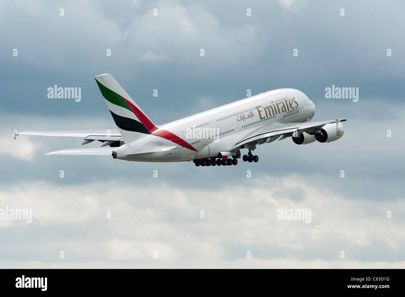 Emirates Airline Airbus A380-861 aereo di linea A6-EDM tenendo fuori all'Aeroporto Internazionale di Manchester Inghilterra England Regno Unito Regno Unito Foto Stock