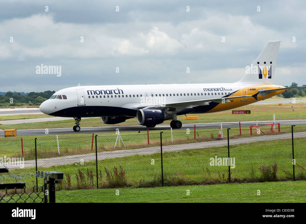 La Monarch Airlines Airbus A320-212 aereo di linea G-OZBB rullaggio all'Aeroporto Internazionale di Manchester Inghilterra England Regno Unito Regno Unito Foto Stock