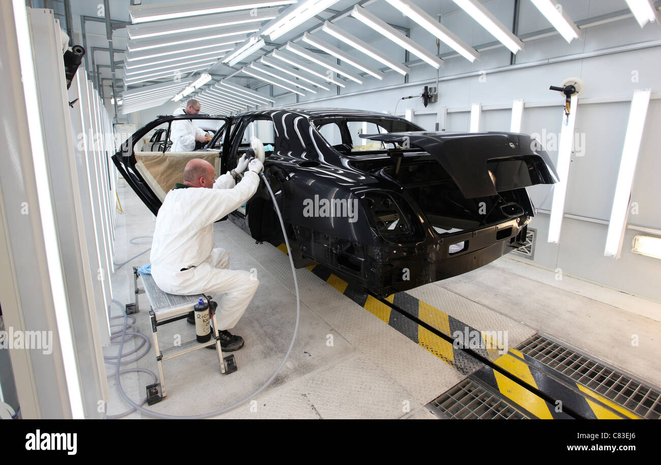 Dipinto di Bentley Motor Car corpo conchiglie vengono lucidati presso lo stabilimento di Crewe, Regno Unito Foto Stock