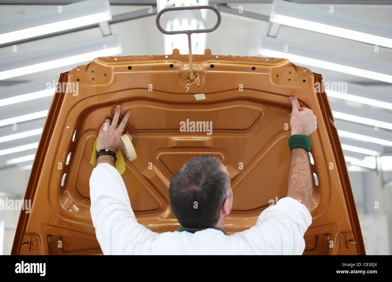Dipinto di Bentley Motor Car le scocche vengono ispezionati presso lo stabilimento di Crewe, Regno Unito Foto Stock