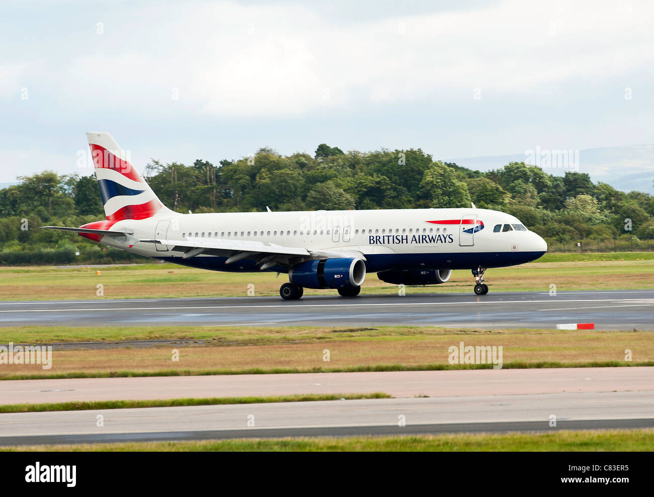 British Airways Airbus A320-232 aereo di linea G-EUYC atterraggio all'Aeroporto Internazionale di Manchester Inghilterra England Regno Unito Regno Unito Foto Stock