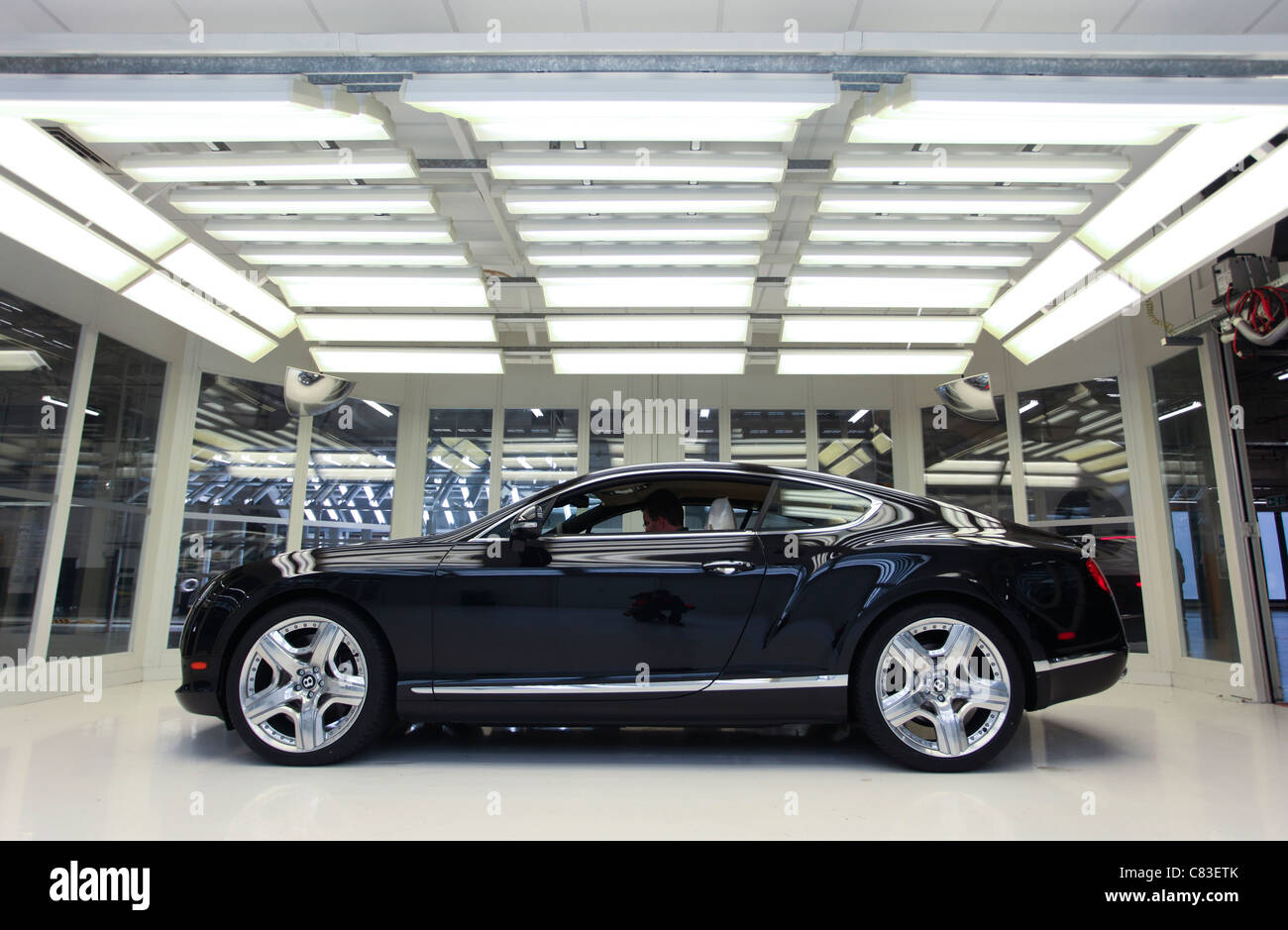 Una Bentley Continental GT motor car si siede nel finale di area di ispezione presso lo stabilimento di Crewe, Regno Unito Foto Stock