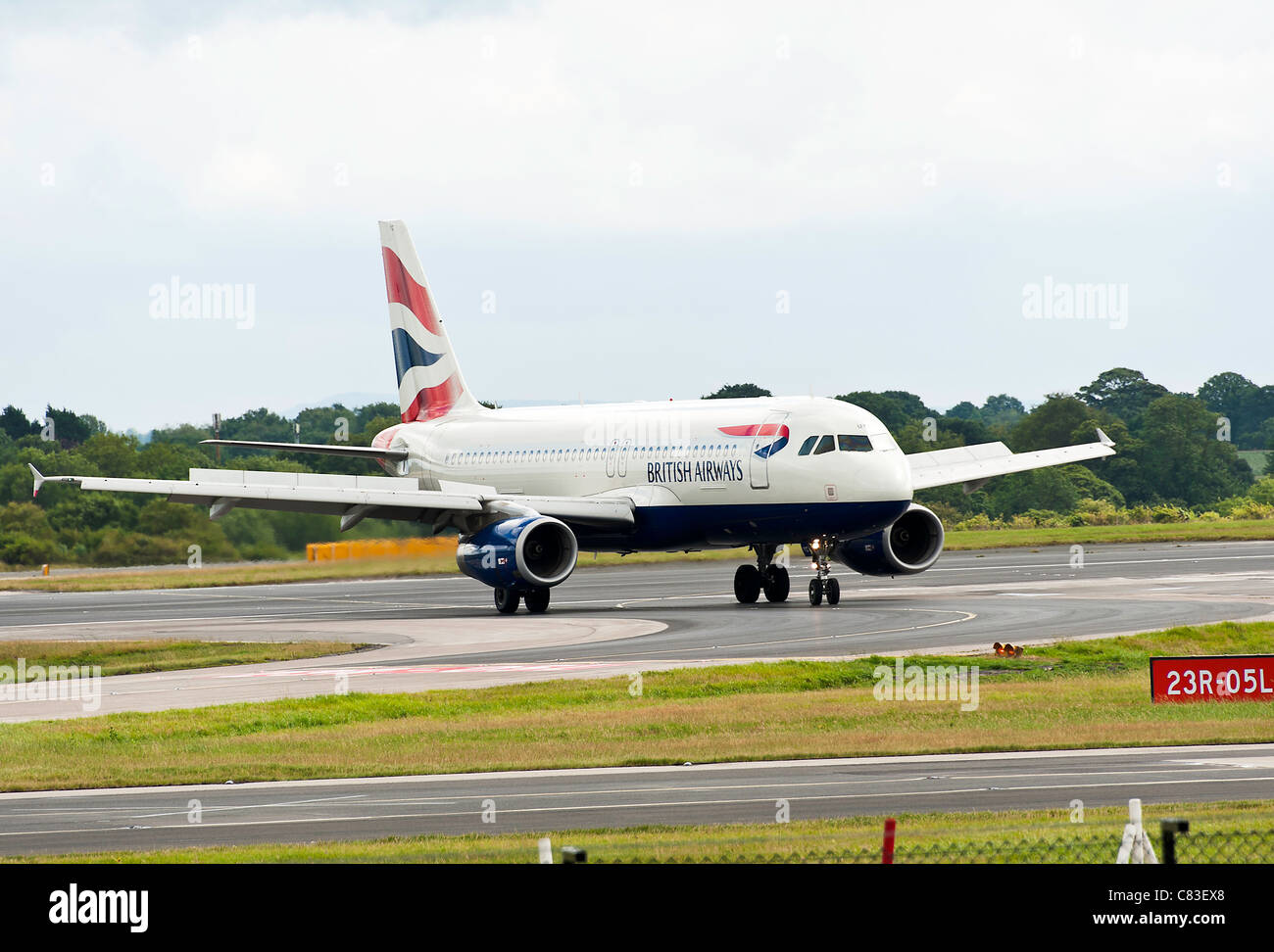 British Airways Airbus A320-232 aereo di linea G-EUYC rullaggio all'Aeroporto Internazionale di Manchester Inghilterra England Regno Unito Regno Unito Foto Stock