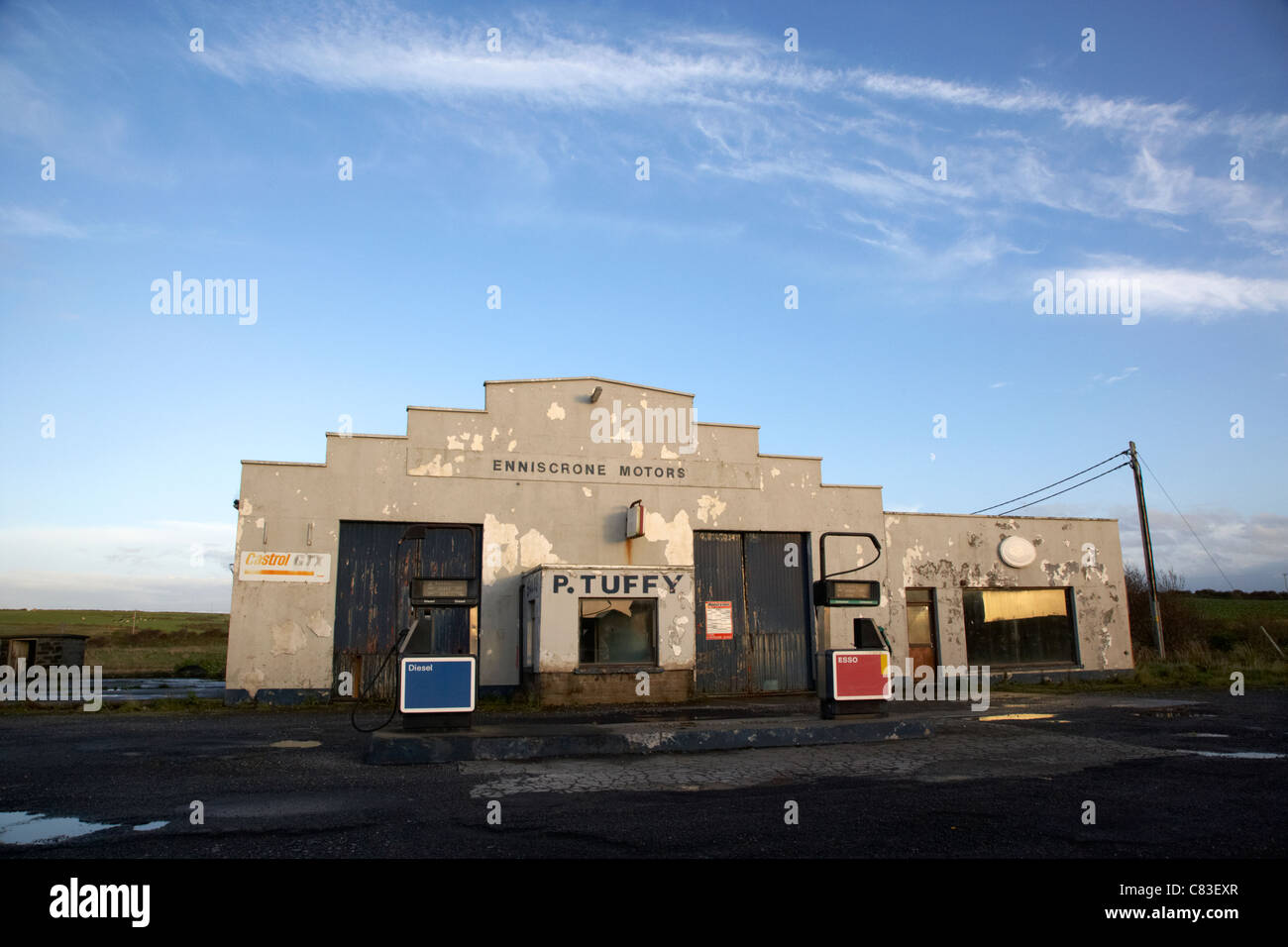 Il vecchio in disuso paese irlandese di benzina stazione di servizio Enniscrone County Sligo, Repubblica di Irlanda Foto Stock