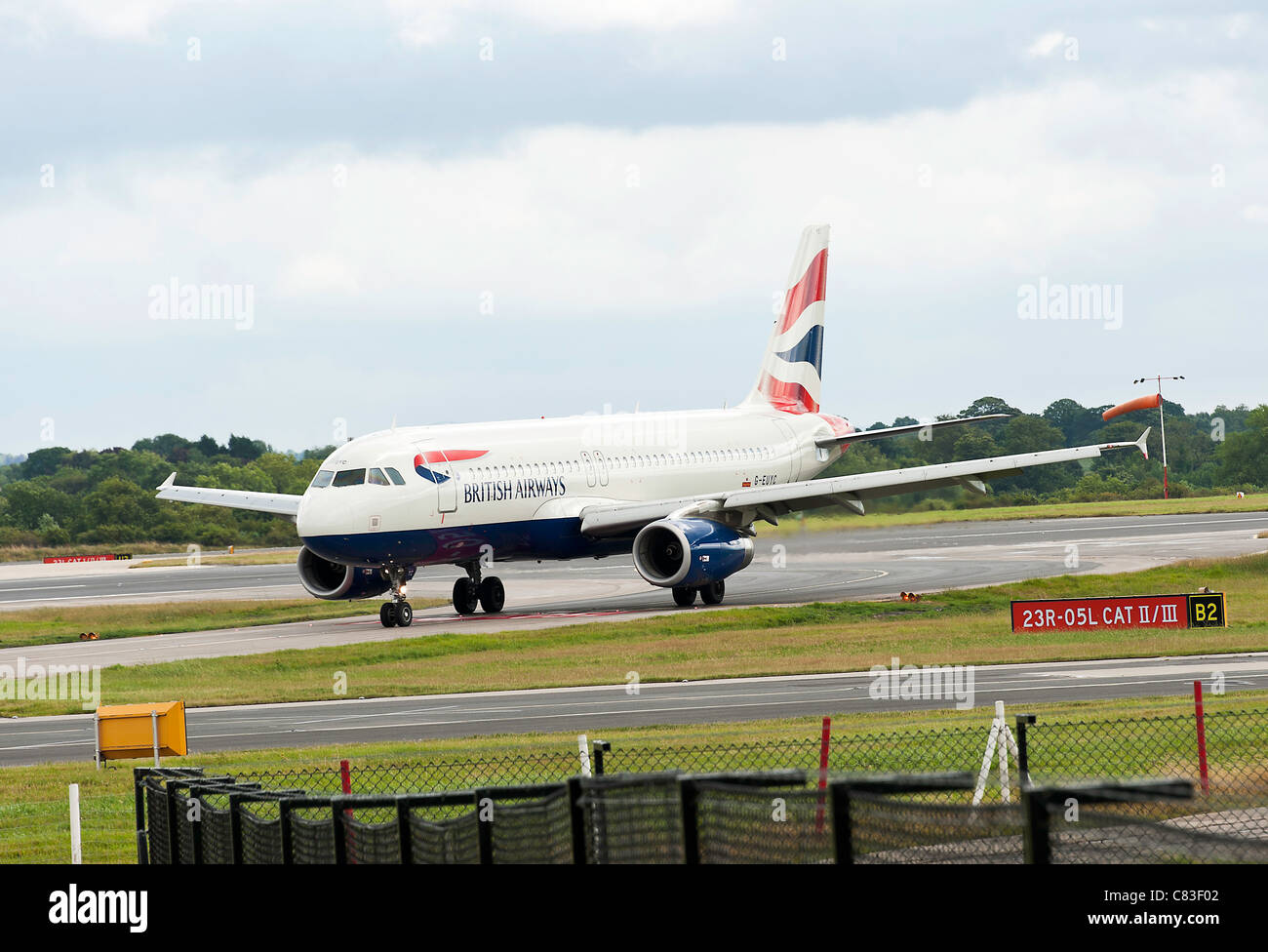 British Airways Airbus A320-232 aereo di linea G-EUYC rullaggio all'Aeroporto Internazionale di Manchester Inghilterra England Regno Unito Regno Unito Foto Stock
